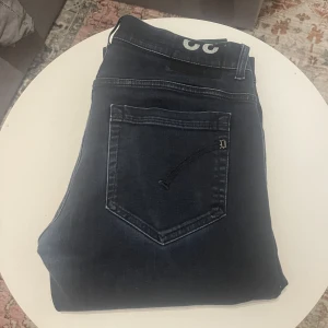 Dondup Jeans - Säljer nu mina riktigt snygga dondup i modellen george. Jeansen är i riktigt bra skick då jag knappt använt dom.  Pris går att diskutera!