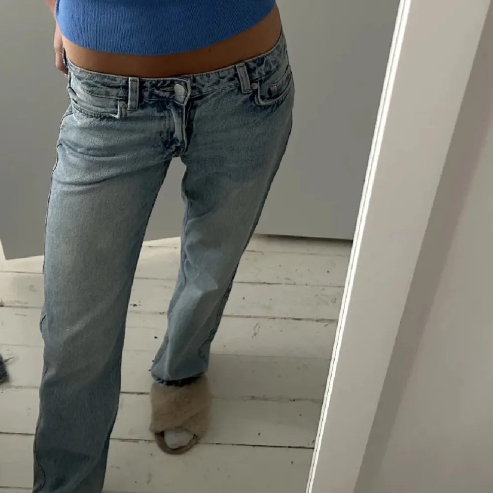 Säljer mina jätte fina weekday jeans som är lågmidjade och knappt använda då de är för små💕. Jeans & Byxor.