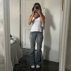 Lågmidjade ljusa jeans   - Midja: 80 cm Innerbenslängd: 80 cm