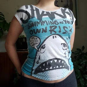 Baby tee 🦋 - Jättesöt baby tee med bling 🦋 Storlek M. I använt skick. Det finns en liten lagning på baksidan - se sista bilden.