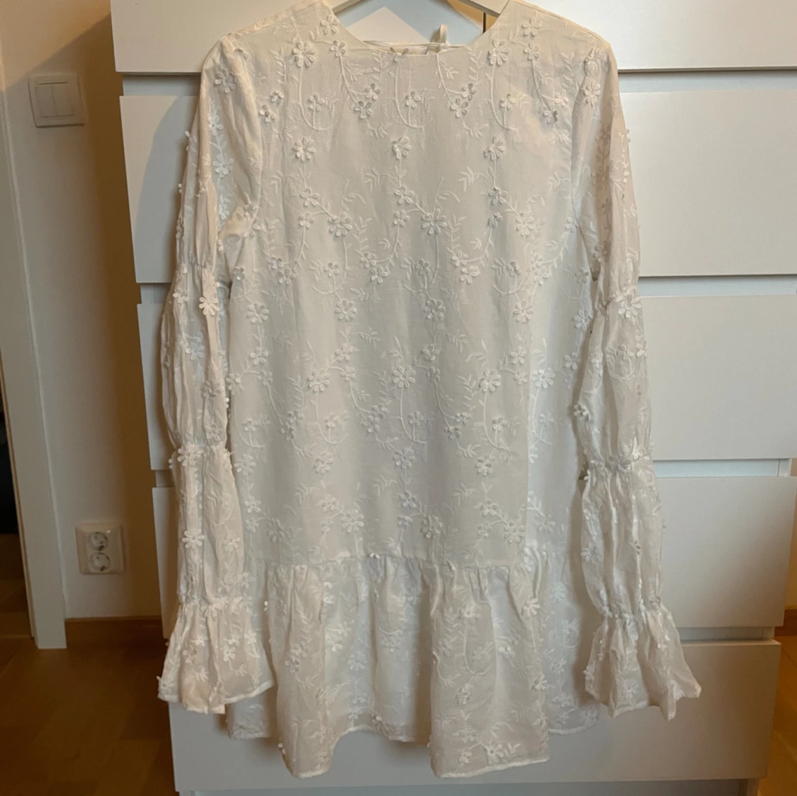 Slutsåld vit klänning från NA-KD