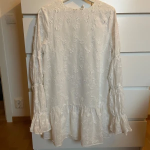 Slutsåld vit klänning från NA-KD - Finaste student/skolavslutnings klänningen, slutsåld på hemsidan. Säljer då jag beställde 2 storlekar och returätten gått ur🤍 Storlek 38, oanvänd