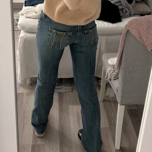 Lågmidjade jeans  - Säljer as snygga lågmidjade jeans från fornania då jag har många liknande💞  använd gärna köp nu!  (Midjemåttet är 37cm rakt över och innerbenslängden är 83cm )❣️