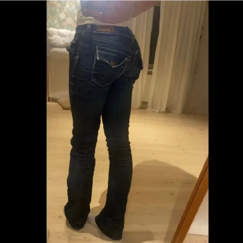 Säljer dessa mörkblåa lowwaist utsvängda jeans med snygga fickor där bak!. Jeans & Byxor.
