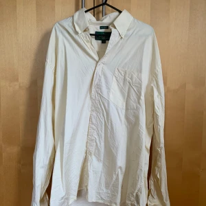 Gul oversize skjorta - Gul oversize skjorta perfekt för våren! Andra bilden är en bättre representation av färgen! (Tyvärr finns det en liten brun fläck framtill)