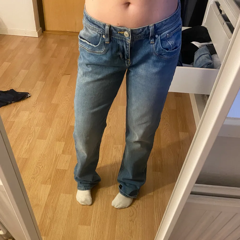 Lågmidjade raka jeans, förstora för mig därför visar inte jeansen sin rätta potential. Men super snygga, behöll för ville inte inse att dom inte passade mig:/ långa på mig som är 160🩷. Jeans & Byxor.