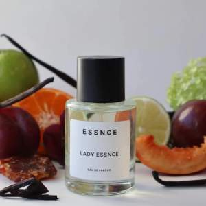 En nyhet från Essnce som är en parfym som dom själva har gjort. Det är en parfym som passar perfekt nu till vår och sommar. Det är tyvärr ingen parfym för mig. Den är enbart testad och orginalförpackningen finns kvar. Nypris 360kr