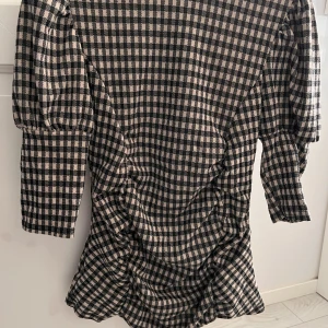 Formal black and white top - Cute and formal top in perfect condition. Never worn. Size EU 34. Price can be discussed.