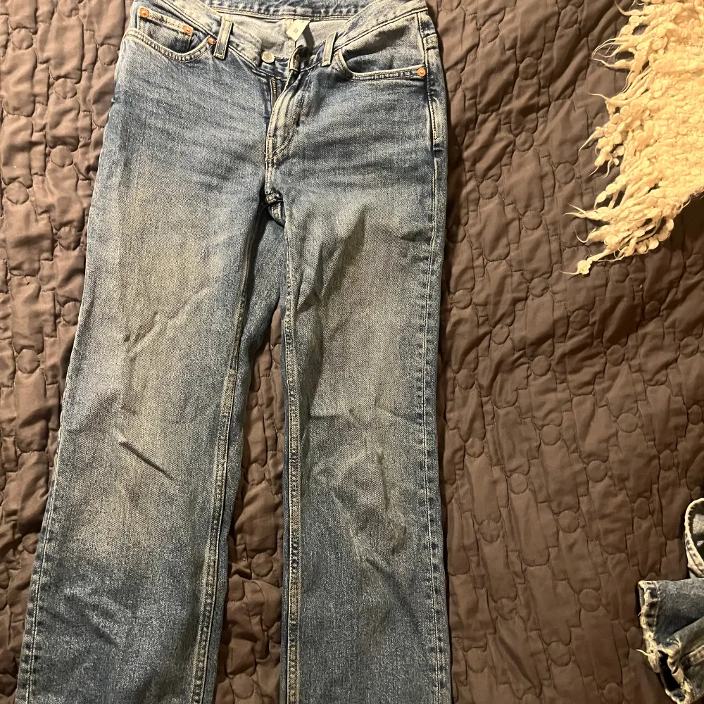 Midrise jeans från weekday. Mörkblå så en mörkare färg än på första bilden vilket du ser på tredje. Börjar bli försmå! 💞. Jeans & Byxor.