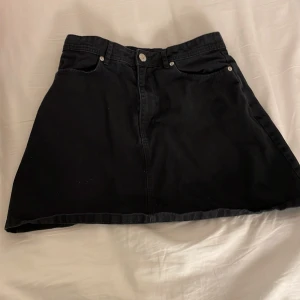 Svart jeanskjol - En kjol från H&M jag inte kommer använda 