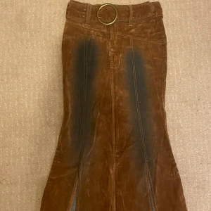 Unik kjol (pris kan diskuteras) - Söt och unik kjol som jag köpte secondhand för drygt ett år sedan och tyvärr inte fått användning av. Skick är bra, finns inga slitningar förutom de som är en del av designen. Materialet är stretchigt och bältet som kommer med har många justeringar.