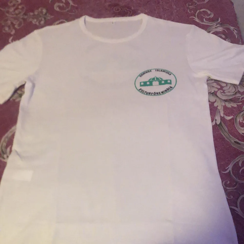 Helt ny haninge Islamiska kultur T-shirt 45kr swish nummer 076-7475747 Mötas upp sen swish allt måste va halal . T-shirts.