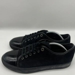 Lanvin - Tjenare, säljer nu ett par riktigt fräsha Lanvins, dustbag medföljer. inte några märkbara defekter!  (Prioritera snabba affärer)  Uk8 passar 43/44