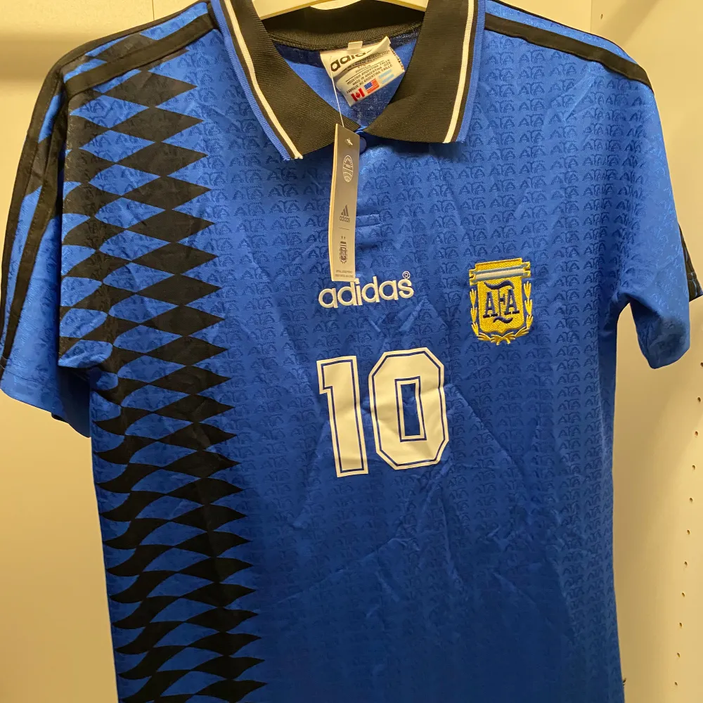 Diego Maradona Argentina fotbollströja, nmr 10. Storlek S. Hör av dig vid frågor! . T-shirts.