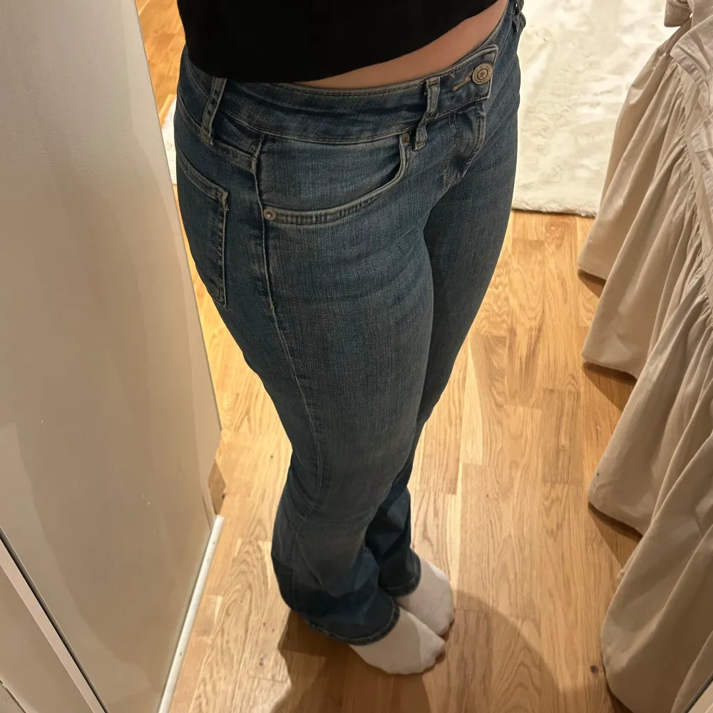 Low waist bootcut jeans från zara i jättebra skick! Jag är ca 162 och de passar bra, köpta för 400kr. Jeans & Byxor.