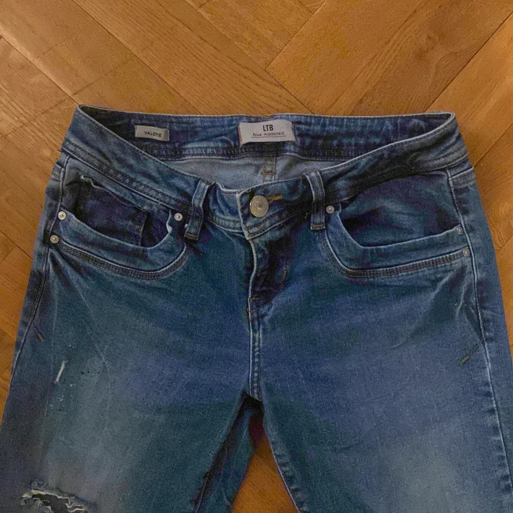 Säljer dessa super snygga low waist jeans ifrån ltb som är helt slutsålda. Säljer tyvärr pga att de inte passar, som i nyskick och använda fåtal gånger. Modell valerie. Pris kan diskuteras.. Jeans & Byxor.