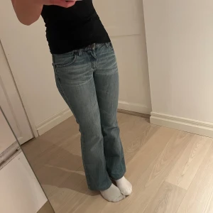 Low waist jeans - Storlek 34 på dessa skitsnygga low waist jeans. Har en liten fläck dessvärre. Men kan gå bort med fläckborttagning☺️