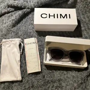 Chimi glasögon som köptes i slutet av förra sommaren. Passar bra nu inför sommaren! Aldrig använda, passar både kille och tjej. Köptes för 1250, allt på första bilden tillkommer!