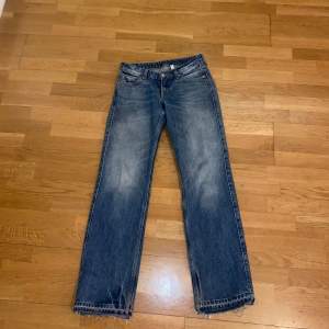 raka jeans från weekday i modellen arrow. storlek 25/32 men har sprättat upp de där nere så de ska bli längre! pris kan diskuteras 