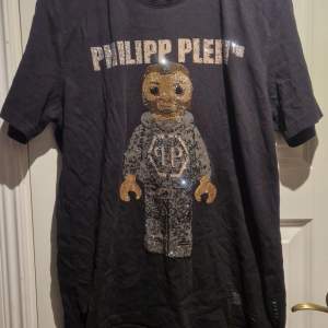 Philipp Plein T-shirt det har ramlat bort mycket paljetter men annars är den fin, ställ gärna frågor och kom gärna med prisförslag