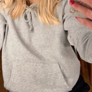 Grå hoodie - Grå hoodie, köpt för flera år sedan men endast använd och tvättad ett fåtal gånger. 