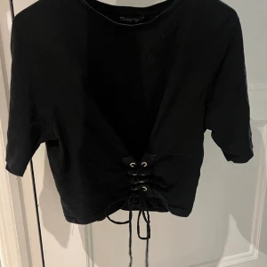 Svart topp från zara - Svart topp från zara med knytningar. Storlek 38 men passar även 36