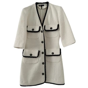 Maje vit klänning - Jättefin klänning från Maje, använd 1 gång men den är lite för liten för mig. Kan tänka mig att byta mot 38 om den är i lika bra skick  Passar XS då det är fransk storlek 36 🥰