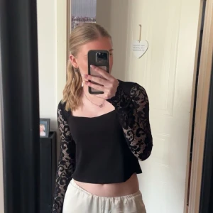 spetströja - spetströja från nelly🖤 den är insydd i urringningen!