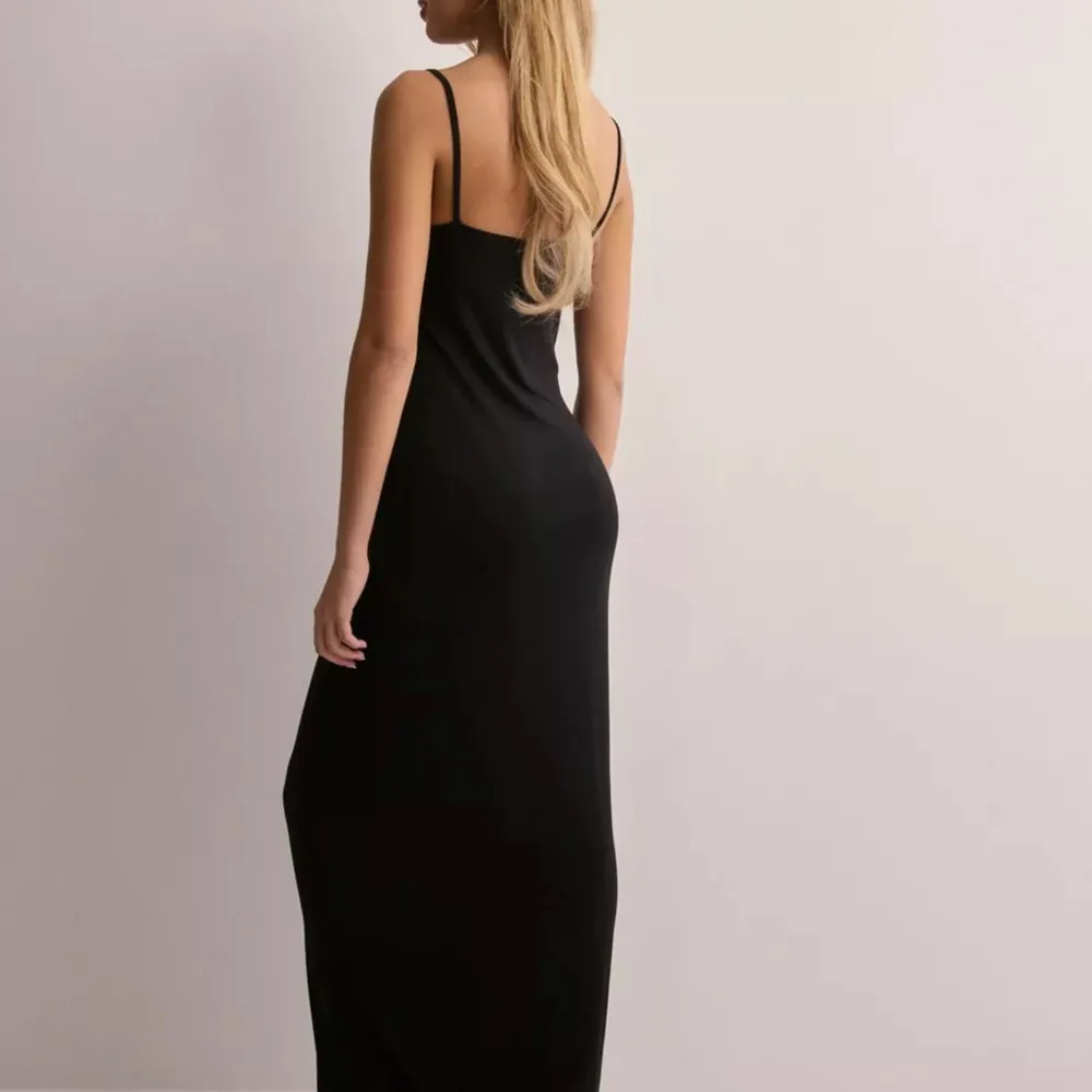 Säljer denna populära klänning från nelly. Slutsåld i denna storlek på hemsidan💕. Klänningar.