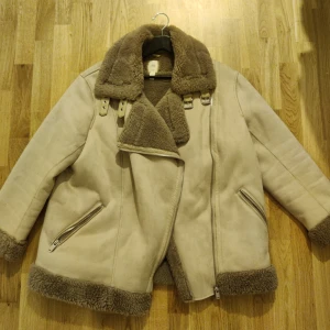 H&M jacka  - H&M jacka i ny skick. Har använts max 1-2 gånger. Säljer p.g.a den är  liten för mig runt axlarna. Storlek L Kan mötas upp annars är leveransen med köparen. 