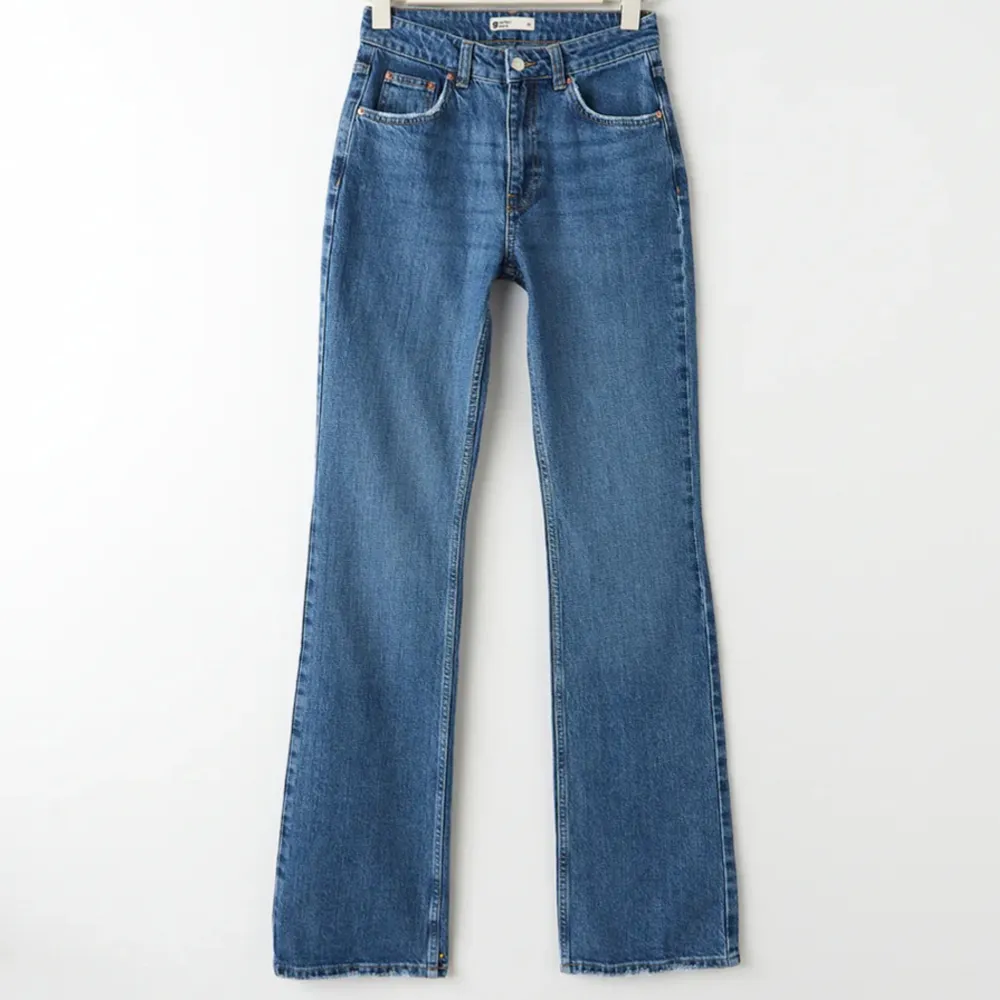 Superfina blå jeans från Gina i modellen flare🩷de är avklippta men släpar i marken, jag är ca 165 cm lång🩷. Jeans & Byxor.
