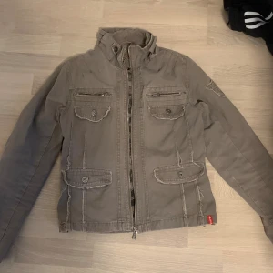 Vårjacka - brungrå jacka med slitna detaljer🎀 storlek S! svarar gärna på frågor om mått, prisförslag osv❤️