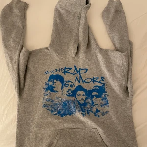 MOUNT RAP MORE HOODIE - Säljer min sjukt snygga trendiga Mount rap more hoodie💙Köpt i julas men kommer ej till användning, inga defekter och använd fåtal gånger💙