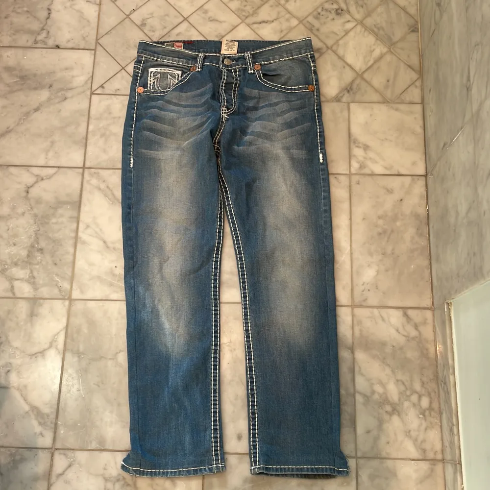 Snygga true religion Jeans i strl 32 (obs de har ett litet jack längst ner vid slutet men förutom det är de i nyskick🌟) köpte dem för 1650 men säljer för 900!. Jeans & Byxor.