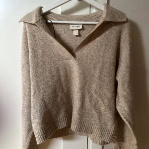 Monki stickad strl. S - Jättefin tröja med krage och V ringning från Monki i fint skick!