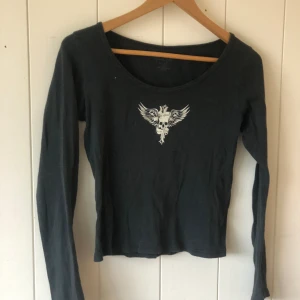 SNYGG JOHN GALT TRÖJA 💕 - Fin skön tröja i storlek XS Lite stor i storleken  Svart med detaljer Rätt långa armar 