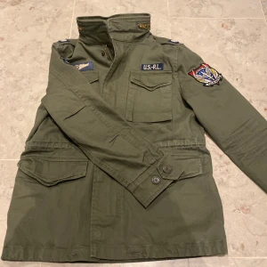 Ralph Lauren field jacka - Hej! Säljer nu den här riktigt stilrena field jackan från Ralph Lauren. Jackan har inga defekter och är storlek 12y men sitter som xs. Nypris är runt 2399kr, vårt pris är 1799kr. Hör av dig om du funderar över något. Mvh LM