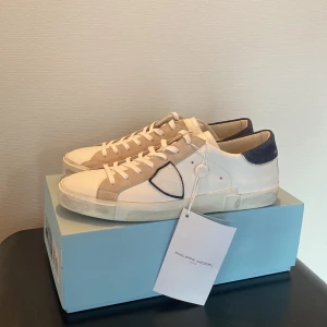 Philip model skor - Säljer mina helt nya Philippe Model skor. Dom är helt oanvända, kvitto finns. Nypris ca 3850 kr. Säljer för 3450 kr. Hör av dig om du har några frågor.