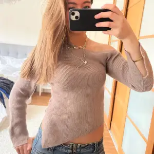 Super söt beige off shoulder tröja