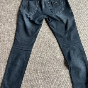 Lågmidjade jeans - Storlek M/38 Raka En liten fläck på framsidan som borde gå bort i tvätten