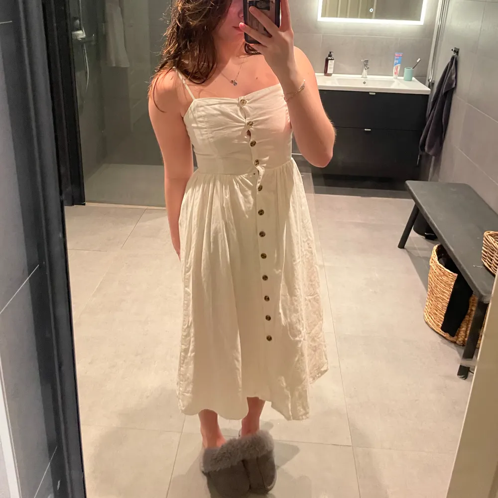 Säljer denna super söta vita klänningen som är perfekt till midsommar. Den är endast använd 1 gång. . Klänningar.