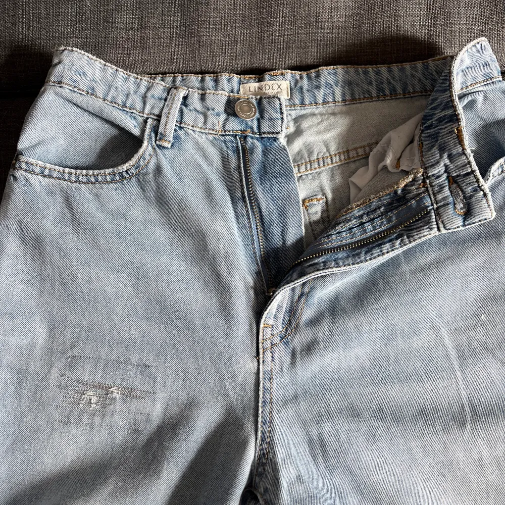 Fina vida ljusblå jeans från Lindex i stl 34 men sitter mer som stl 36. Jeansen har en liten lagning på vänster lår men som inte syns så mycket och blir som en liten detalj :). Jeansen har ett mjukt material och är väldigt sköna att ha på sig. . Jeans & Byxor.
