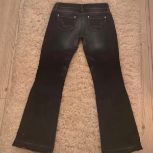 Lowwaisted bootcutjeans - Kattiga lågmidjade utsvängda jeans, kommer inte till användning då jag har för många jeans❤️