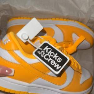 Laser orange dunks endast använda 1 gång Storlek 36 perfekta till sommaren. Köpta från kickscrew för 2800