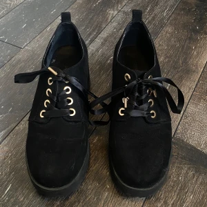 Svarta skor  - Svart skor med blockklack ifrån attitude i storlek 41  Väl använda 