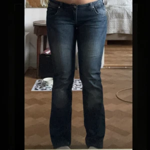 Lågmidjade jeans - Super snygga lågmidjade jeans i bra skick. Midjemåttet 40cm , innerbenslängden 79 cm
