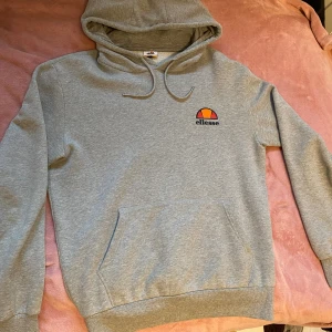 Grå Ellesse hoodie - Snygg grå hoodie från Ellesse, i bra skick men välanvänd