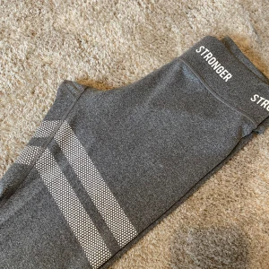 Stronger tights nyskick  - Hej! Säljer dessa snygga tights från Stronger då de tyvärr är för små för mig och jag glömde lämna tillbaka dom. De är helt i nyskick! 