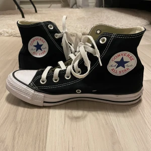 Converse skor - Snygga skor från märket converse i storlek 37,5. Endast använda en gång & i mycket bra skick! Liiiite smuts på framsidan av skorna som garanterat går bort🤍