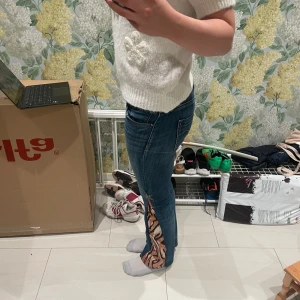 Byxor med slits  - Jättecoola byxor med slits och stjärnor. Bootcut och lågmidjade. Midjemått 38 och innerbensmått 78. Hör såklart av er vid fler frågor. 💖💖💖